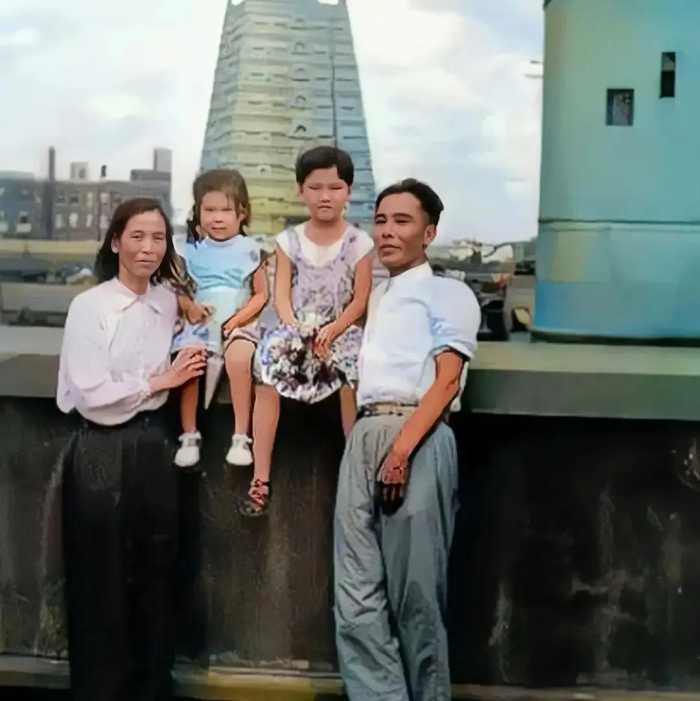 1949年，贺子珍和哥哥贺学敏、外甥女贺小平，一张罕见的合影！