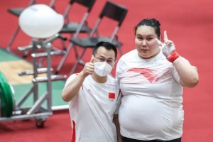 担心纸板床？300斤的中国举重姑娘睡在地上，奥运夺金希望很大